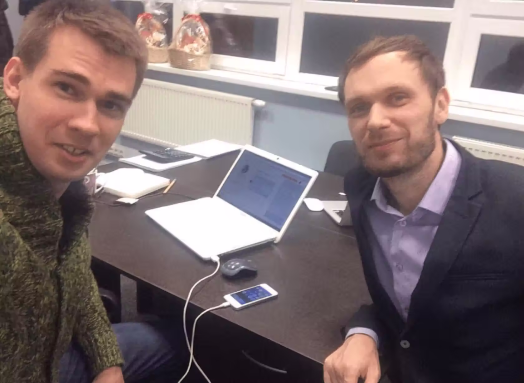 Александр с другом Ромой занимаются упаковкой направления «Дизайн офисов под ключ»